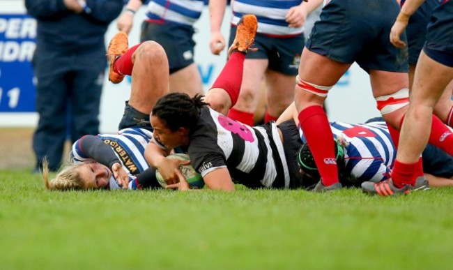 Sophie Spence scores a try