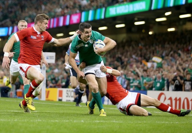 Jonathan Sexton scores their third try despite the tackle of Matt Evans Ray Barkwill