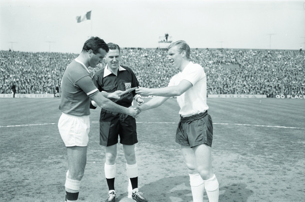 C374 - 1964 Soccer International: Ireland v England at Dalymount Park