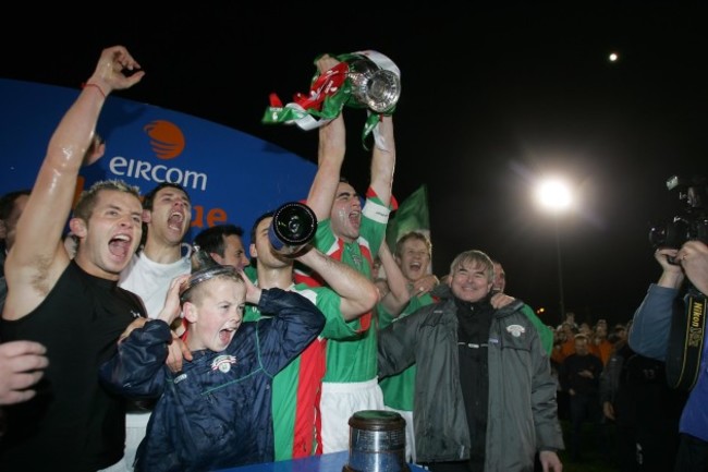 Captain Dan Murray lifts the Eircom League trophy