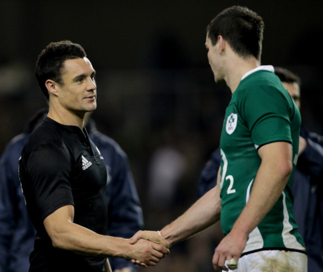 Dan Carter shakes hands with Jonathan Sexton