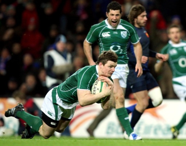 Brian O'Driscoll scores a try