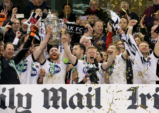 Stephen O'Donnell lifts the Irish Daily Mail FAI Cup