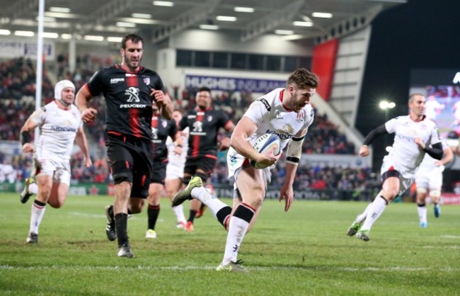 Stuart McCloskey scores a try