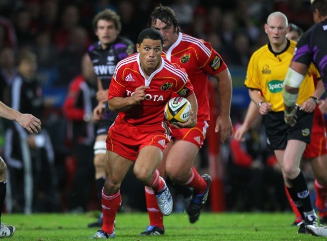 Dougie Howlett runs at the Ospreys