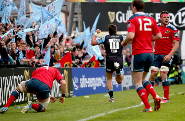 CJ Stander dejected as DTH van der Merwe celebrates scoring his side's second try