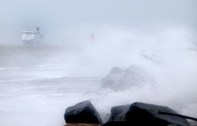 28/12/2015. Stormy Weather. Pictured high waves hi