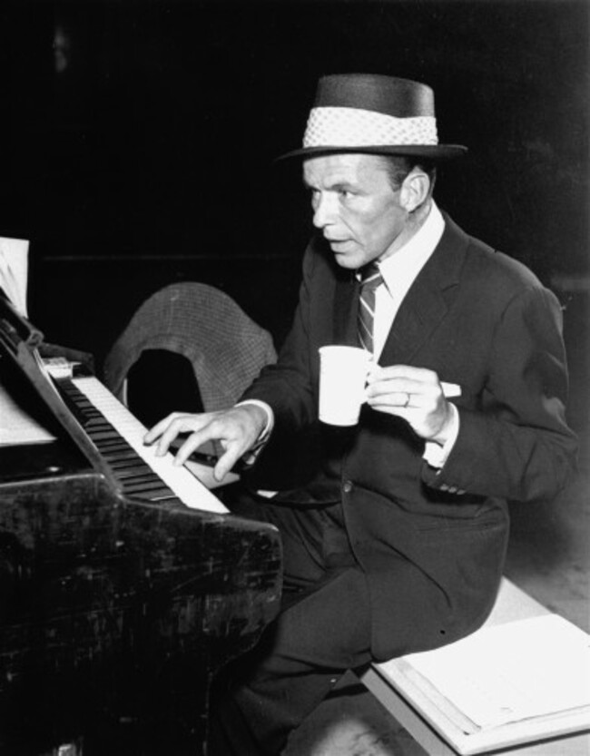 SINATRA PLAYS PIANO