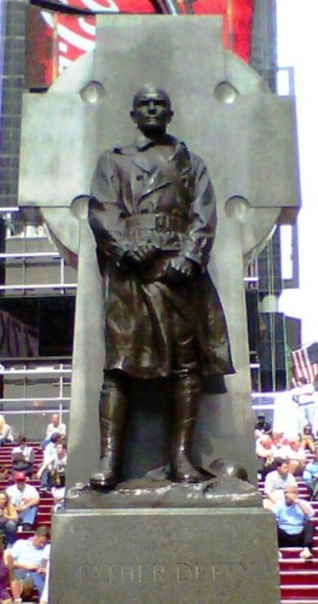 Father_Duffy_in_Duffy_Square