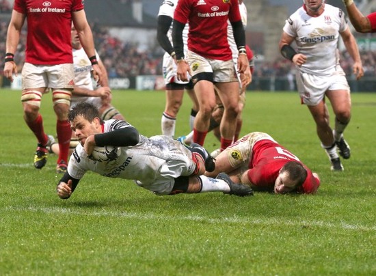 Louis Ludik scores a try