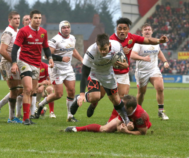 Louis Ludik scores a try