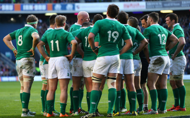 Paul O'Connell speaks in a team huddle