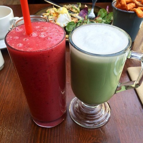 Afternoon refreshments over the weekend in @counterculturedub - matcha latte and juice. Would love to get my latte's this frothy at home! Really like this place - healthy menu and great people watching in the beautiful bright @powerscourtcentre. One of my favourite weekend spots! #dublin #juice #matcha #matchalatte #dublinfoodie #healthyeats
