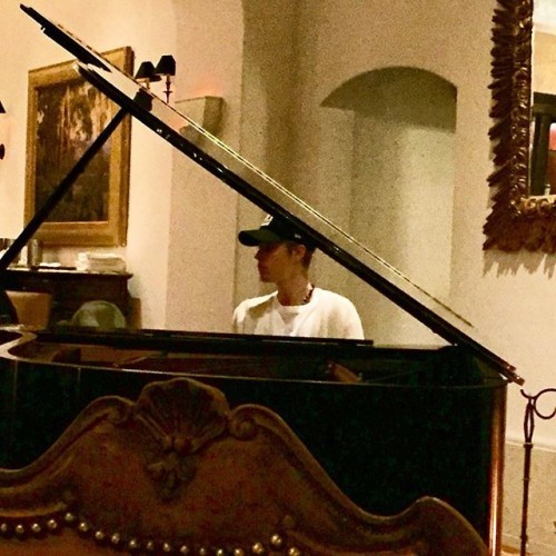 At the Montage, enjoying a drink, listening to the piano in the background...wait, is the Bieb's playing piano? Only in BH! #montage #entertainment #justinbieber #beverlyhills #hesactuallytalented #belieber