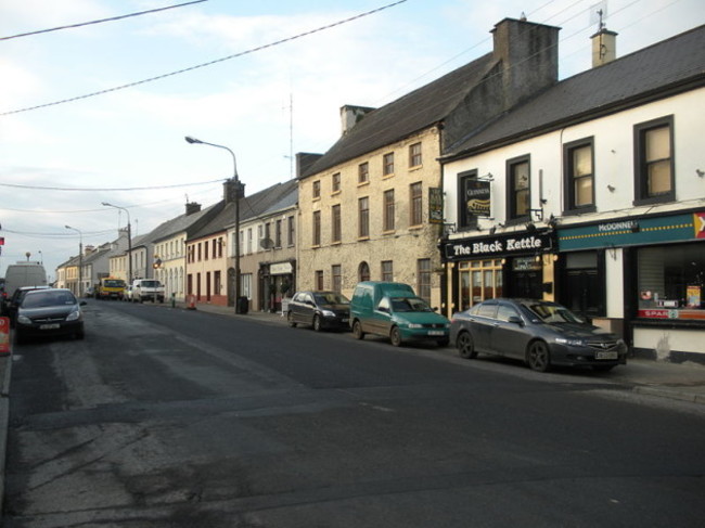 800px-Upper_Main_Street_in_Kilbeggan_2nd_side