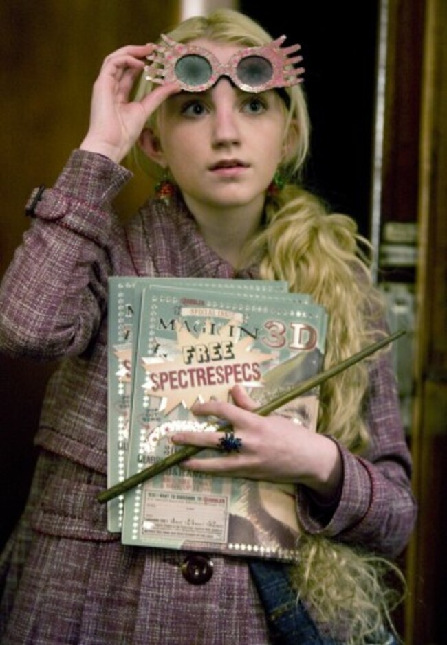 LunaLovegood_WB_F6_LunaLovegoodInQuibblerSpecsOnHogwartsExpress_Still_080615_Port