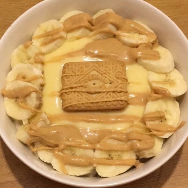 Had fun with this one indulging a childish craving for bananas and custard. A lovely bowl @mornflake banana oats, peanut butter protein topped with fresh creamy custard, toffee @nutsnmore and a cheeky custard cream to complete the theme. Sweet and delicious and help me sleep nicely