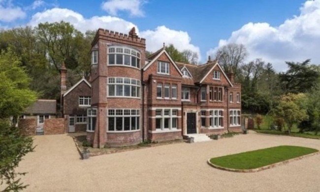 highwell-house-sits-in-the-english-countryside-in-crowborough-east-sussex
