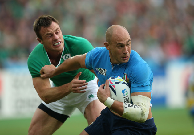 Sergio Parisse is tackled by Tommy Bowe