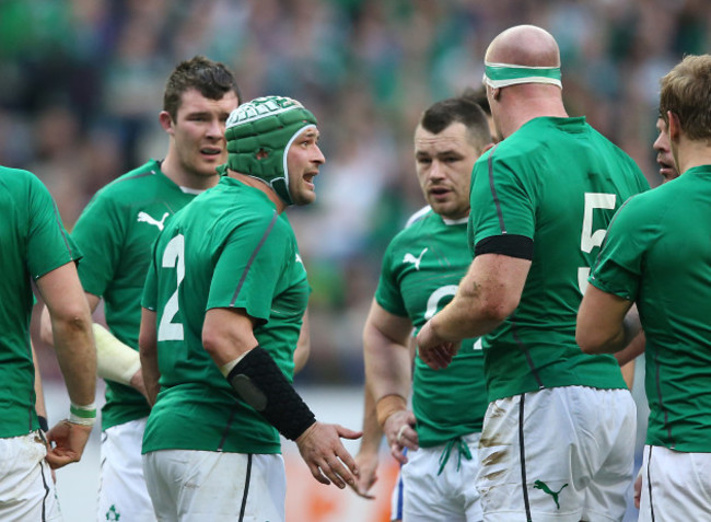 Rory Best talks to Cian Healy and Paul O&Otilde;Connell