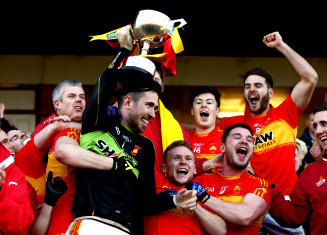 Rory Byrne lifts the trophy