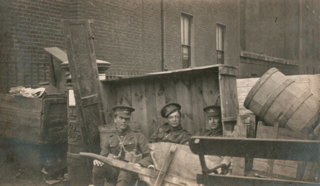 02_PressImage l Easter Rising l Holles Street barricade, 5th Leicesters, 1916