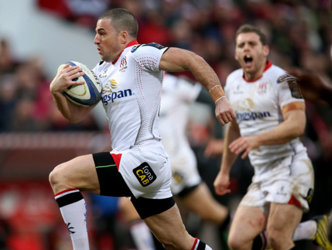 Ian Humphreys runs in a try