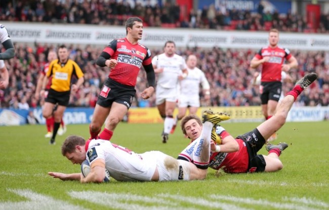 Darren Cave scores a try