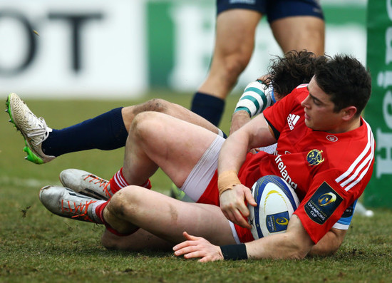 Ronan O' Mahony scores a try