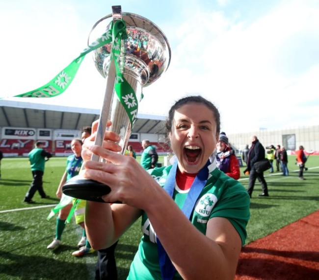 Larissa Muldoon kisses the cup