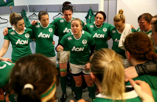 Niamh Briggs talks to her team before the game