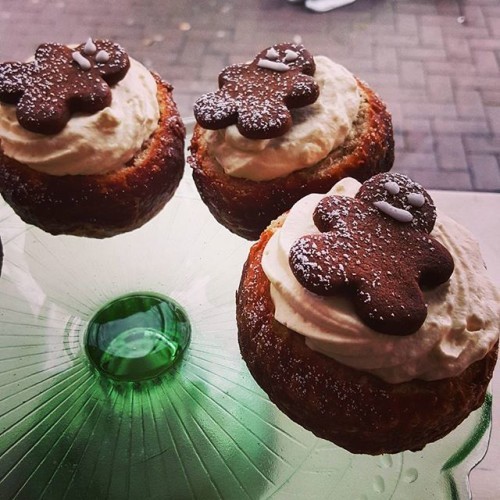 Gingerbread donuts @thewindingstairdublin. And The Woollen Mills. So delish! #cake #irishfood #irishbakeoff #dublincakes