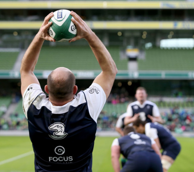 Rory Best throws into a line-out