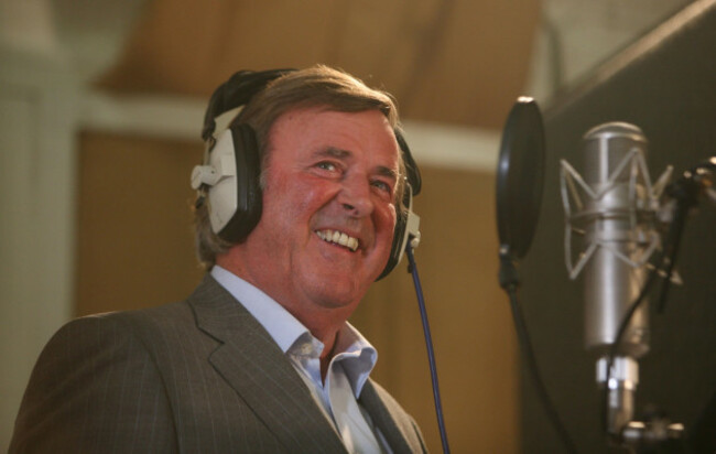 Wogan hands over breakfast slot to Evans