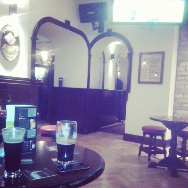 Such a good match in such an amazing place ! #irelandaustralia #pub #dublin #erasmus