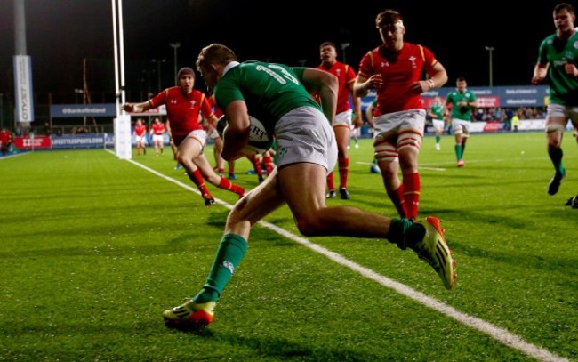 Shane Daly runs in for his side's final try