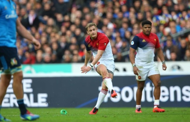 Jules Plisson kicks a penalty to give his team the lead