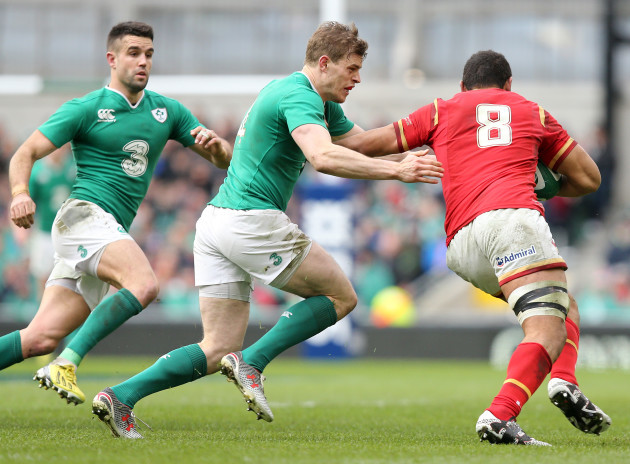 Conor Murray and Andrew Trimble chase down Taulupe Faletau