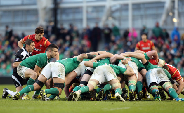 Conor Murray puts the ball into the scrum