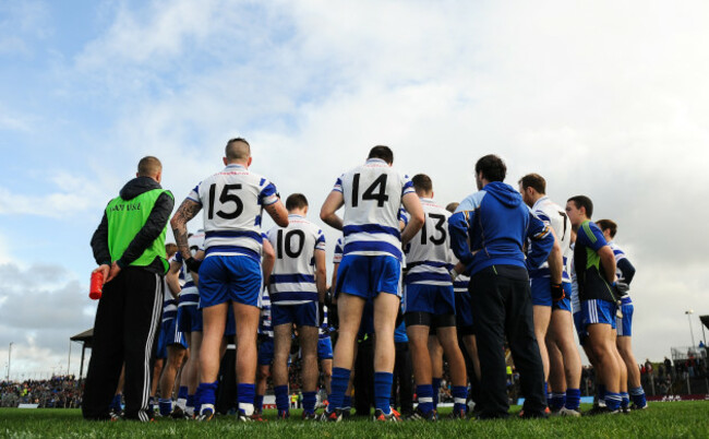 Navan O&Otilde;Mahoney&Otilde;s players gather for a team talk before the game
