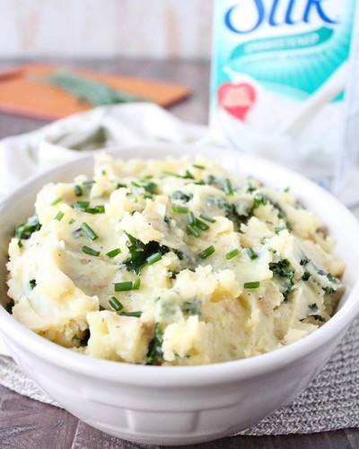 Shout out to all of my dairy free & vegan friends! Don't miss out on these Roasted Garlic & Kale Mashed Potatoes made with @lovemysilk Unsweetened Soy Milk!