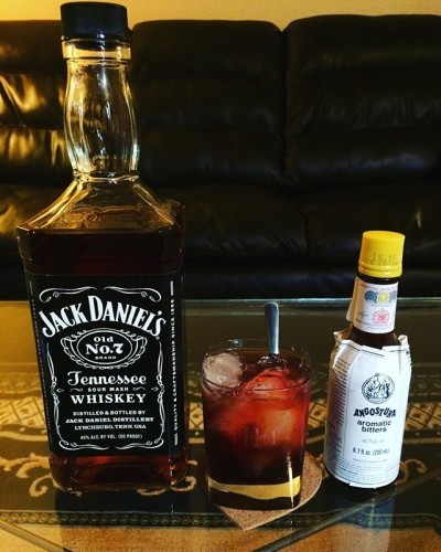 Que lastima un jack de 1,75 lts solo para mi a puro old fashioned!!#cocktail#tragos#jackdaniels#oldfashioned#drinks