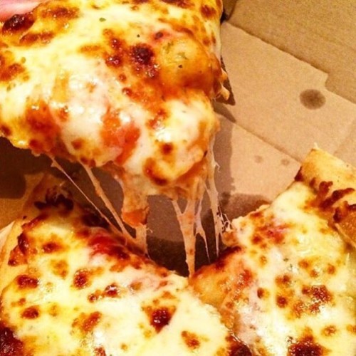 Fancy a little bit of #GarlicPizzaBread on the side tonight? #Food #Dominos #Pizza #Regram via @kellyluxe