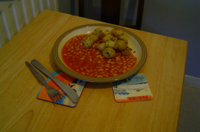 Fried potatoes, with baked beans.