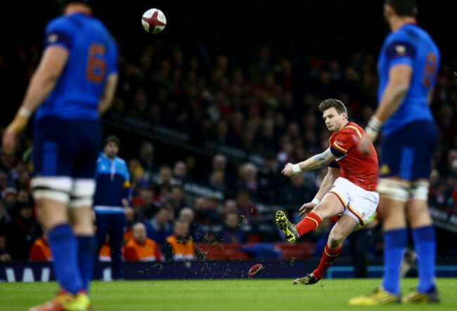 Dan Biggar kicks the opening penalty