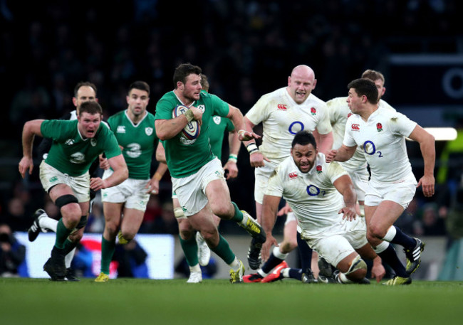 Robbie Henshaw makes a break