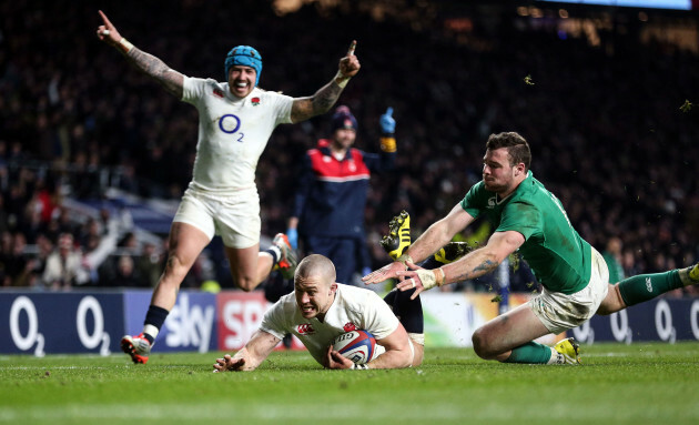 Mike Brown scores a try