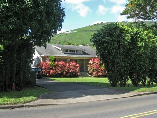 but-before-becoming-the-leader-of-the-free-world-obama-grew-up-in-this-modest-bungalow-on-university-avenue-in-honolulu-hawaii