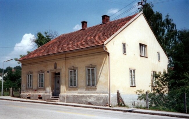 hitler-did-not-grow-up-in-luxury-though-he-spent-his-adolescent-years-in-this-modest-house-in-leonding-in-austria-he-moved-here-with-his-family-aged-nine-in-november-1898