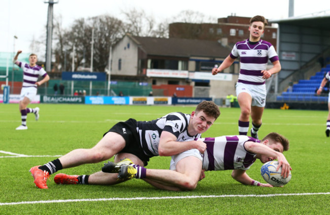 Fiachra Lynch scores a try